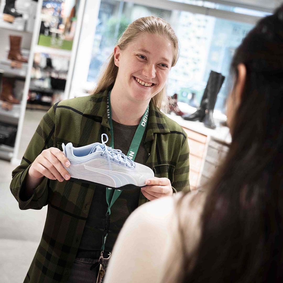 Smilende og imødekommende medarbejder fra Deichmann på Nørrebro.